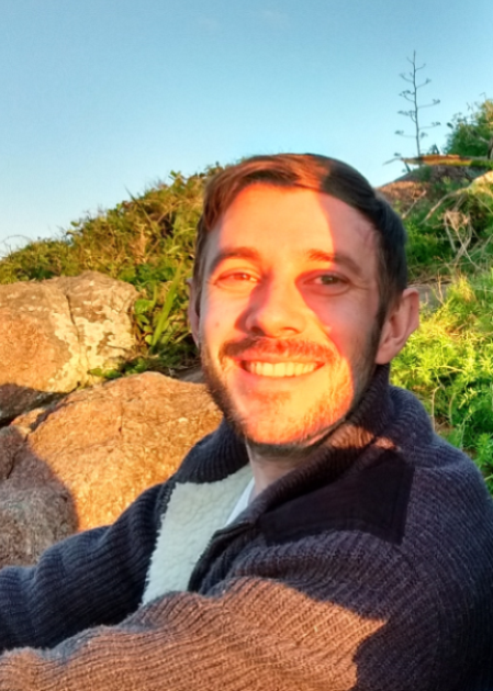 Sentado ao sol no outono